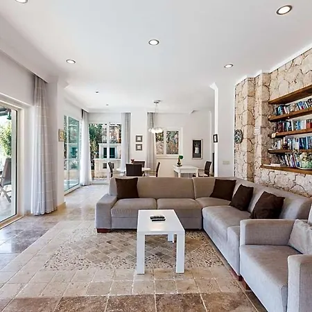 Sleeps 10 Pool Air Con Wifi Vilă