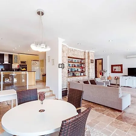 Sleeps 10 Pool Air Con Wifi