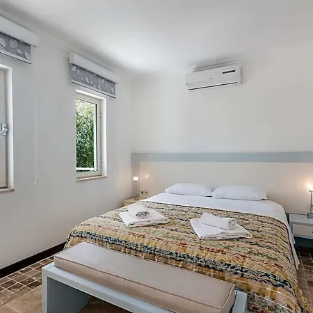 Sleeps 10 Pool Air Con Wifi *