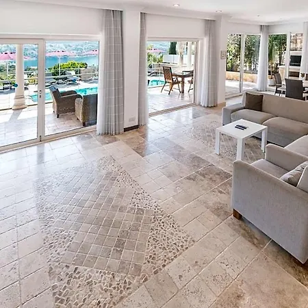 Sleeps 10 Pool Air Con Wifi Villa